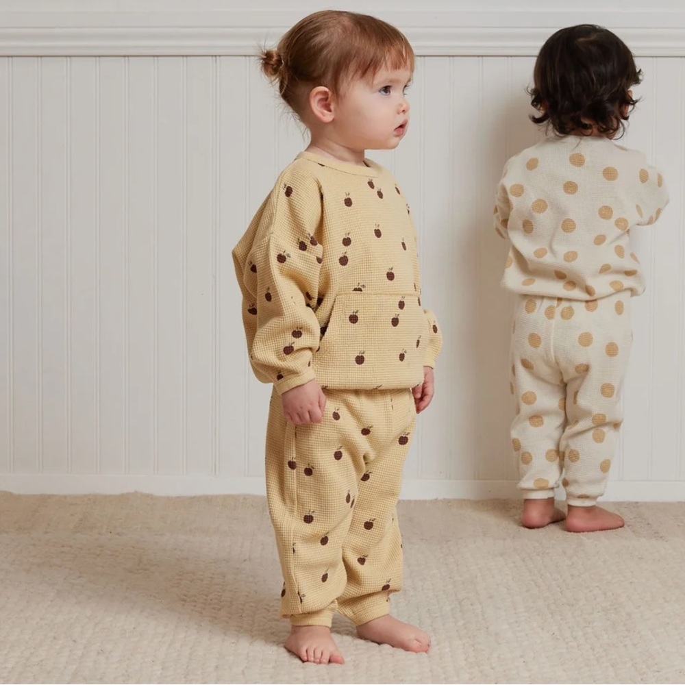 Quincy Mae Waffle Knit Organic Cotton Sweatsuit in Apple Print